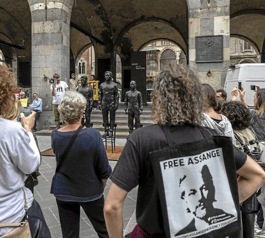Wikileaksek Internet baliatu zuen espioitza masiboa eta boterearen gehiegikeria salatzeko. (Emanuele CREMASCHI | GETTY IMAGES) Wikileaksek Internet baliatu zuen espioitza masiboa eta boterearen gehiegikeria salatzeko. (Emanuele CREMASCHI | GETTY IMAGES)